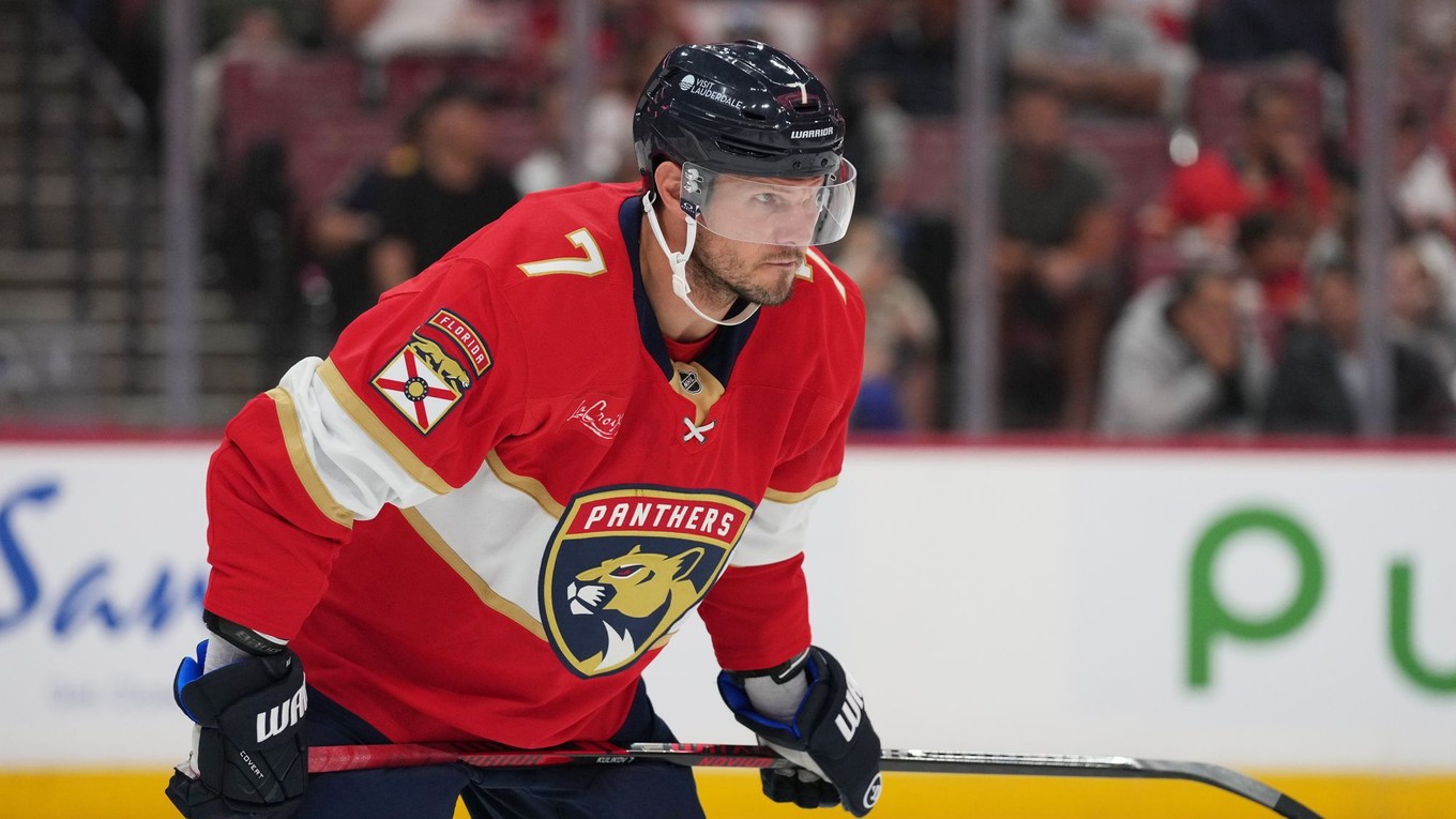 Obranca Dmitrij Kulikov v drese Floridy Panthers.