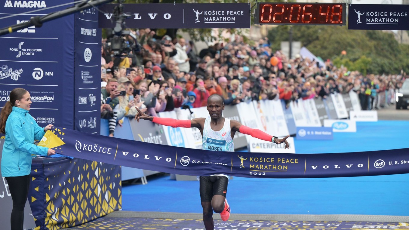 Víťazom 102. ročníka Medzinárodného maratónu mieru (MMM) sa stal Keňan Moses Kipngetich Kemei. 