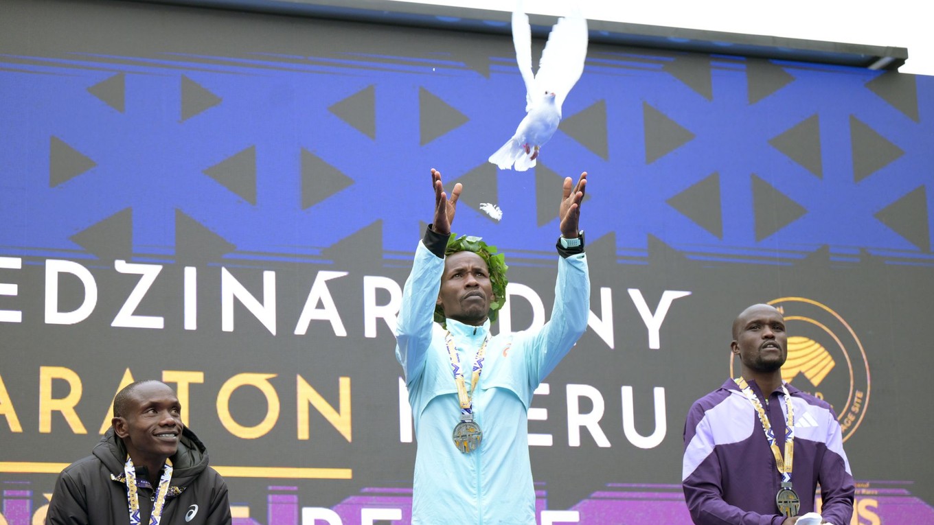 Víťazom 102. ročníka Medzinárodného maratónu mieru (MMM) v novom traťovom rekorde sa stal Keňan Moses Kipngetich Kemei.