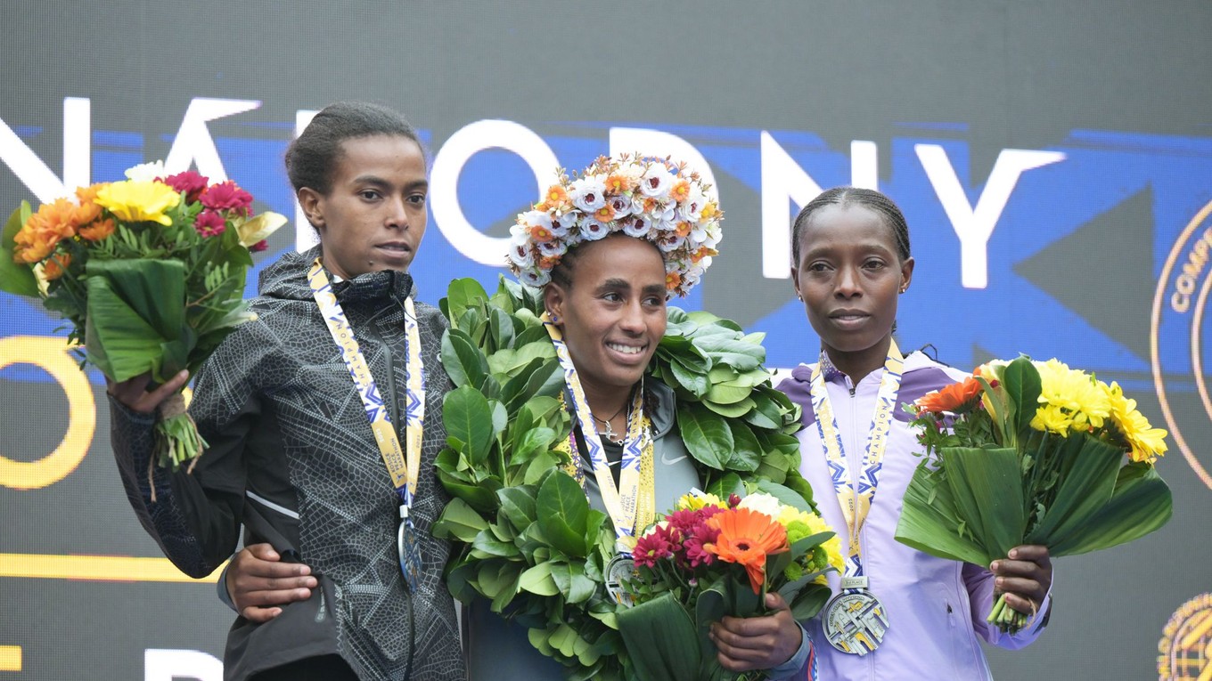 Na snímke víťazka 102. ročníka Medzinárodného maratónu mieru (MMM) v kategórii žien Balemelay Shumet Kebedeová (uprostred).