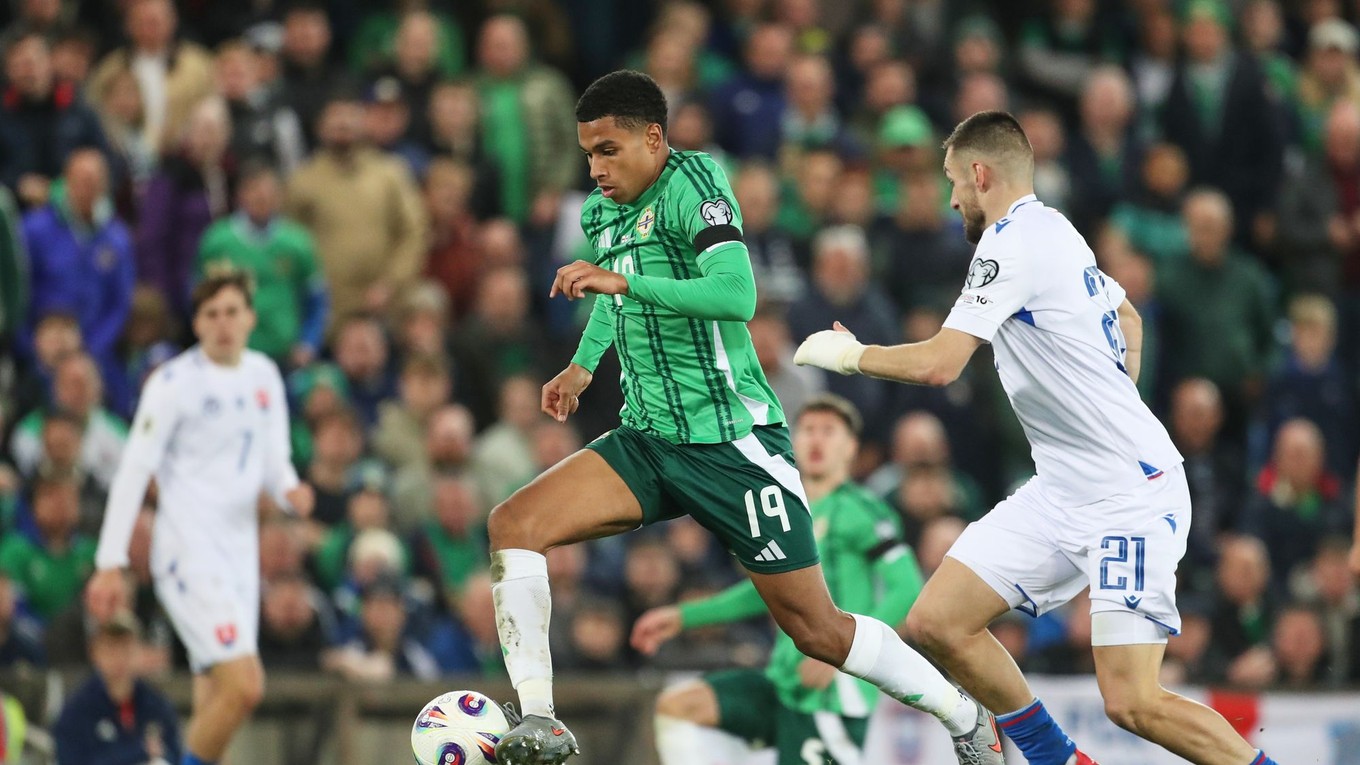 Shea Charles v súboji o loptu s Matúšom Berom v zápase kvalifikácie MS 2026 Severné Írsko - Slovensko.