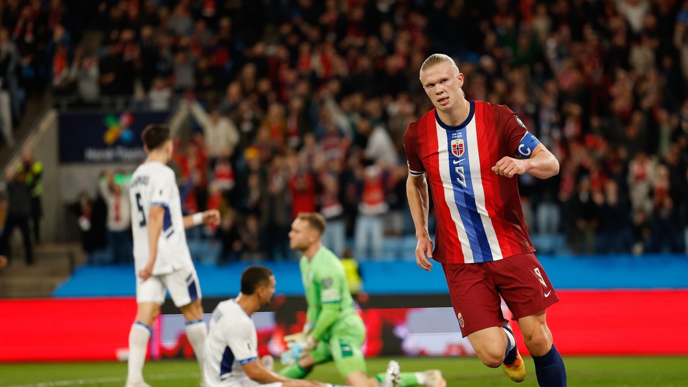 Erling Braut Haaland oslavuje svoj druhý gól proti Izraelu.