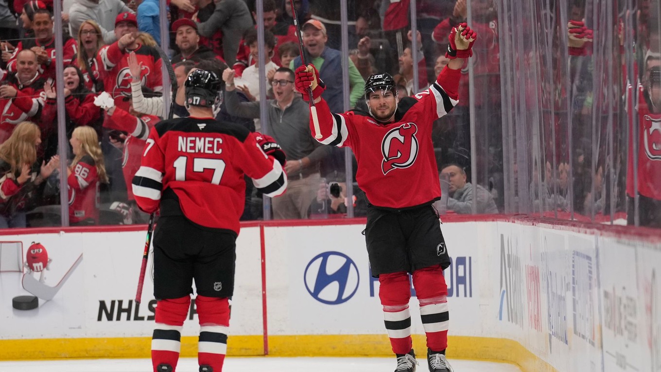 Slovenský hokejista v drese New Yorku Devils Šimon Nemec (vľavo) sa teší z gólu, ktorý strelil jeho spoluhráč Timo Meier (vpravo).