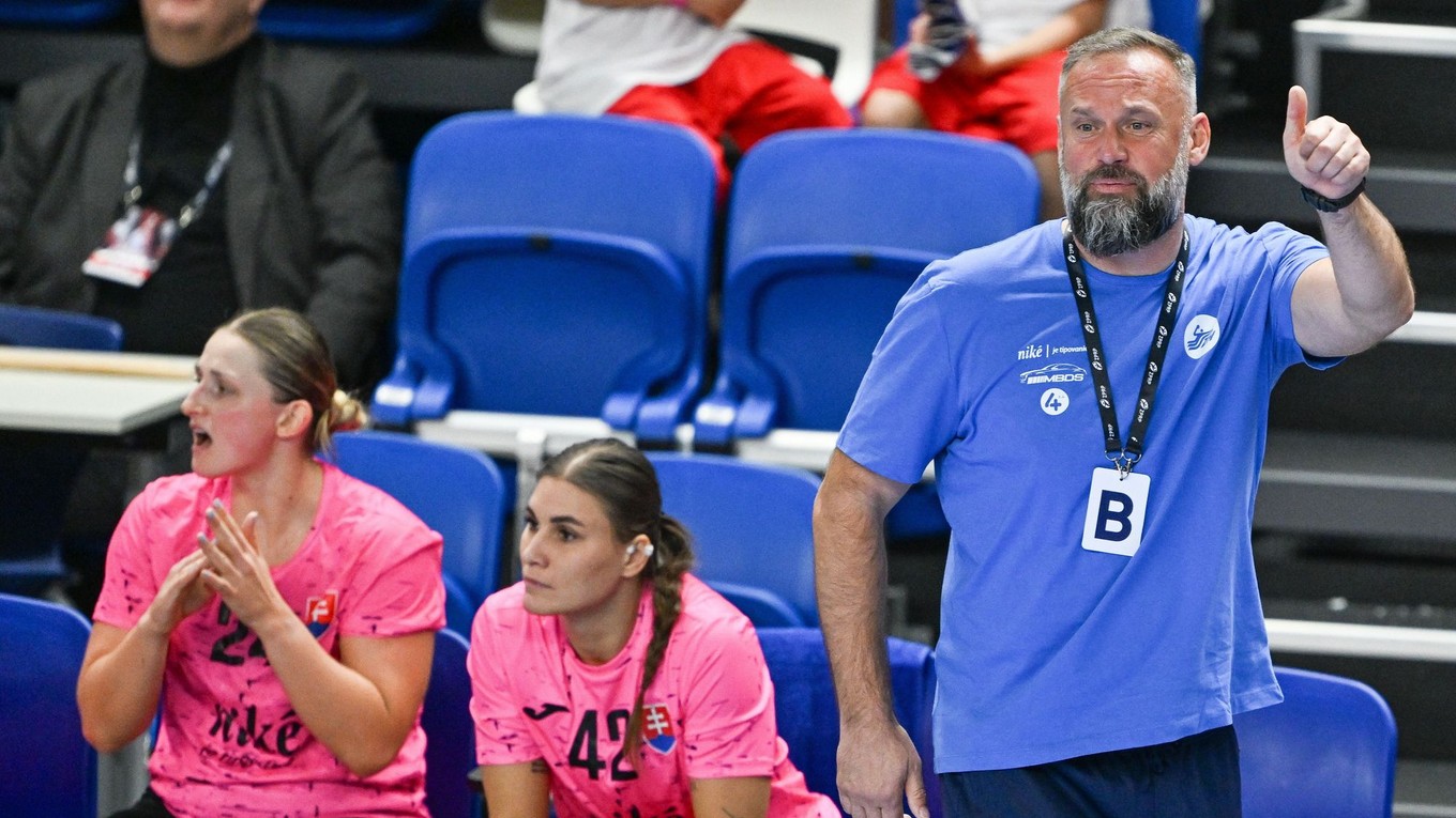 Slovenská striedačka a tréner Jan Beňadik.