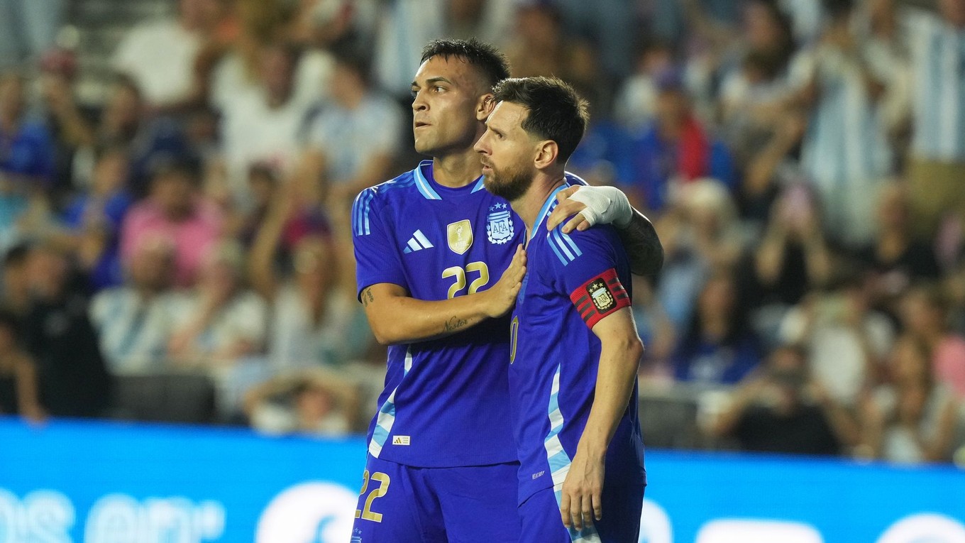 Lautaro Martinez a Lionel Messi sa tešia z gólu