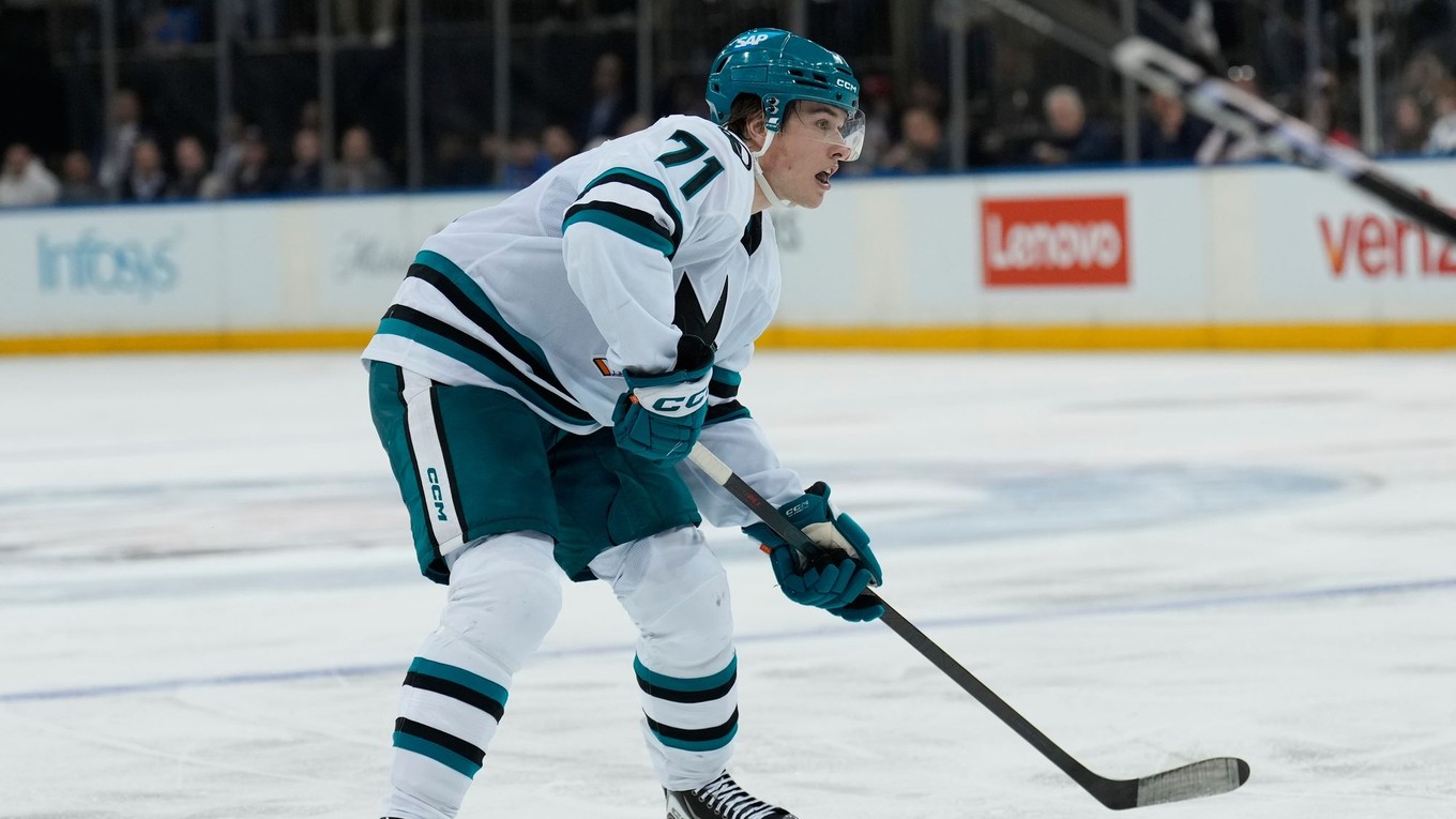 Macklin Celebrini v zápase NHL.