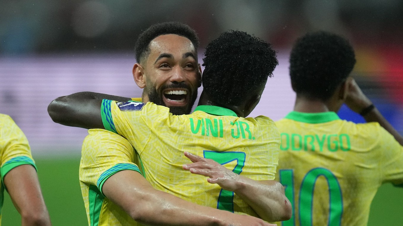 Futbalisti Brazílie oslavujú gól. 