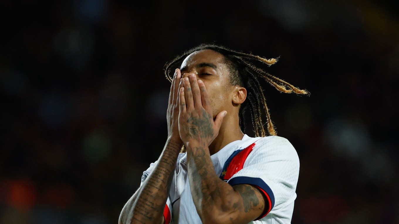 Bradley Barcola v zápase Ligy majstrov proti FC Barcelona.