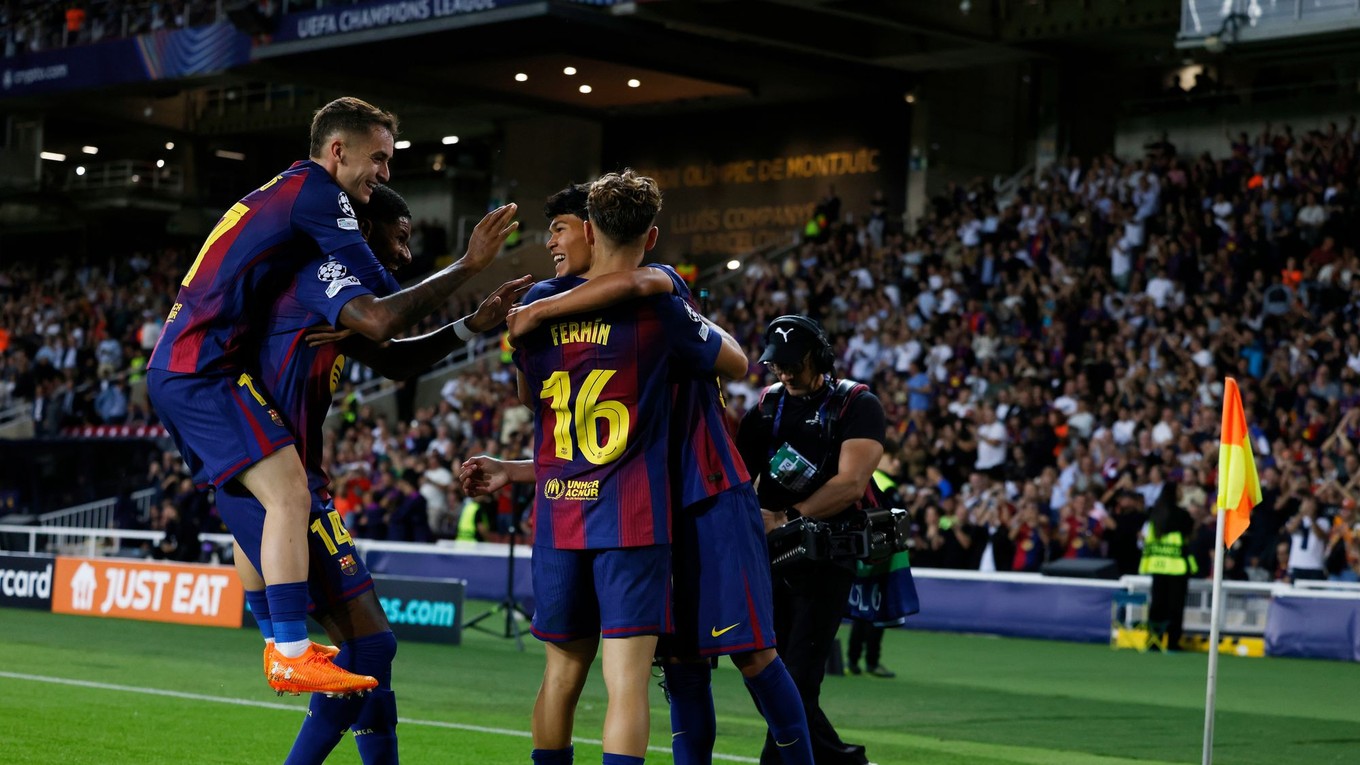 Hráči Barcelony oslavujú gól. 