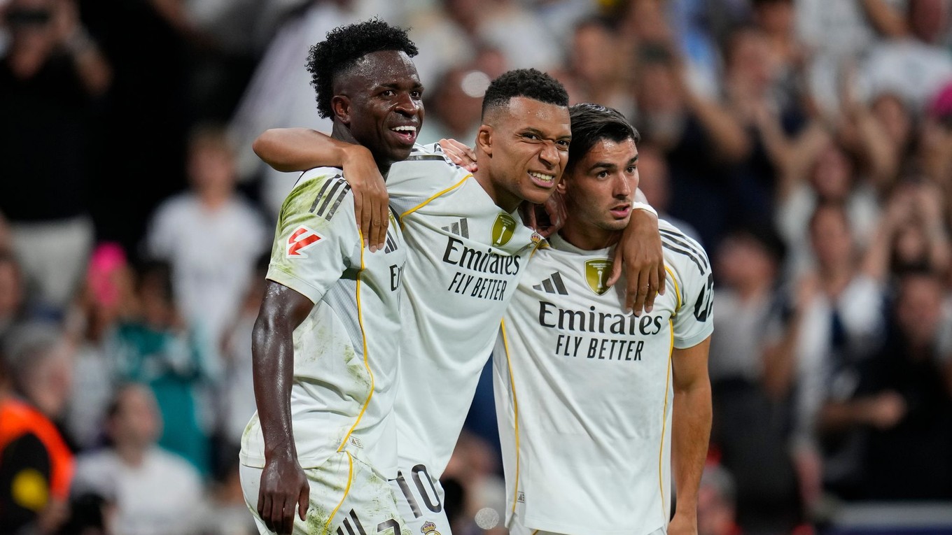Zľava Vinicius Junior, Kylian Mbappe a Brahim Diaz oslavujú gól