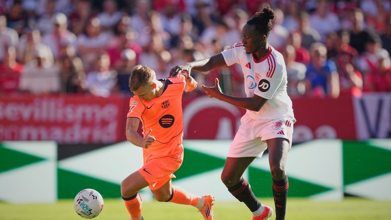 Dani Olmo (vľavo) v súboji s obrancom FC Sevilla.