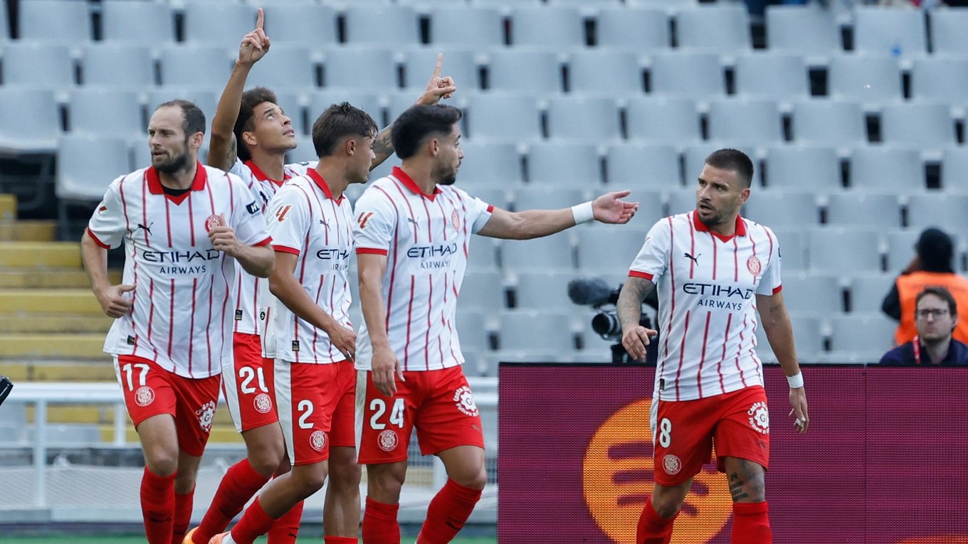 Hráči Girony oslavujú gól v sieti súpera.