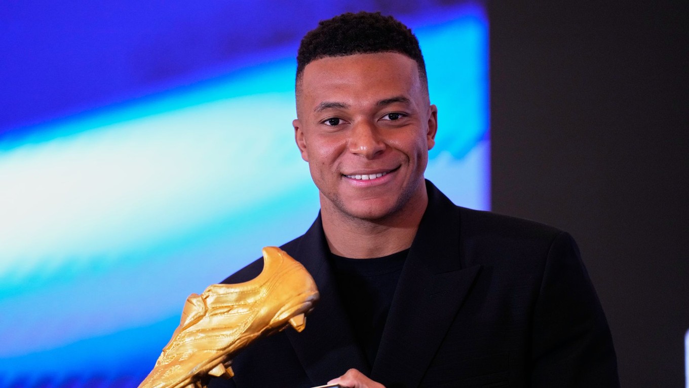 Kylian Mbappe drží v rukách trofej Zlatá kopačka.