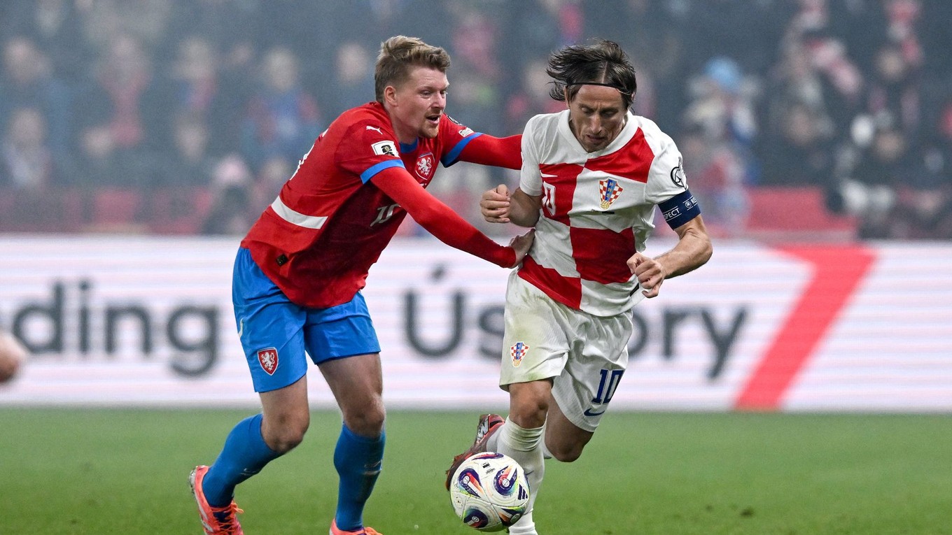 Pavel Šulc a Luka Modrič v zápase kvalifikácie MS 2026 Česko - Chorvátsko.