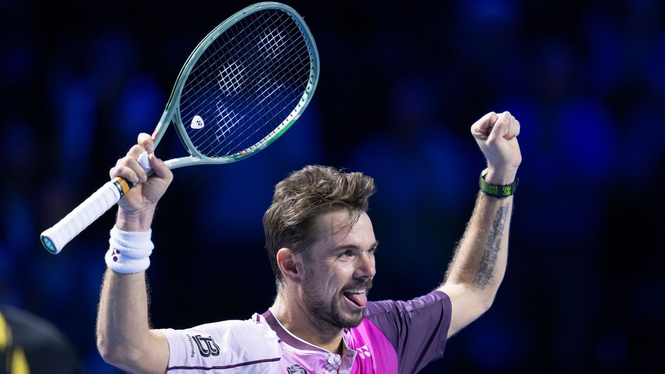 Švajčiarsky tenista Stan Wawrinka oslavuje po jeho výhre nad Srbom Miomirom Kecmanovičom v 1. kole dvojhry na tenisovom turnaji ATP Open vo švajčiarskom Bazileji.