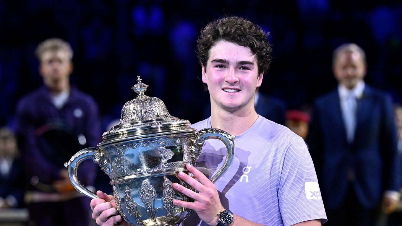 Joao Fonseca oslavuje zisk titulu na turnaji ATP v Bazileji.