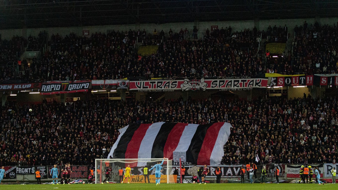 Pohľad na tribúnu s domácimi fanúšikmi v zápase 11. kola Niké ligy Spartak Trnava - Slovan Bratislava.