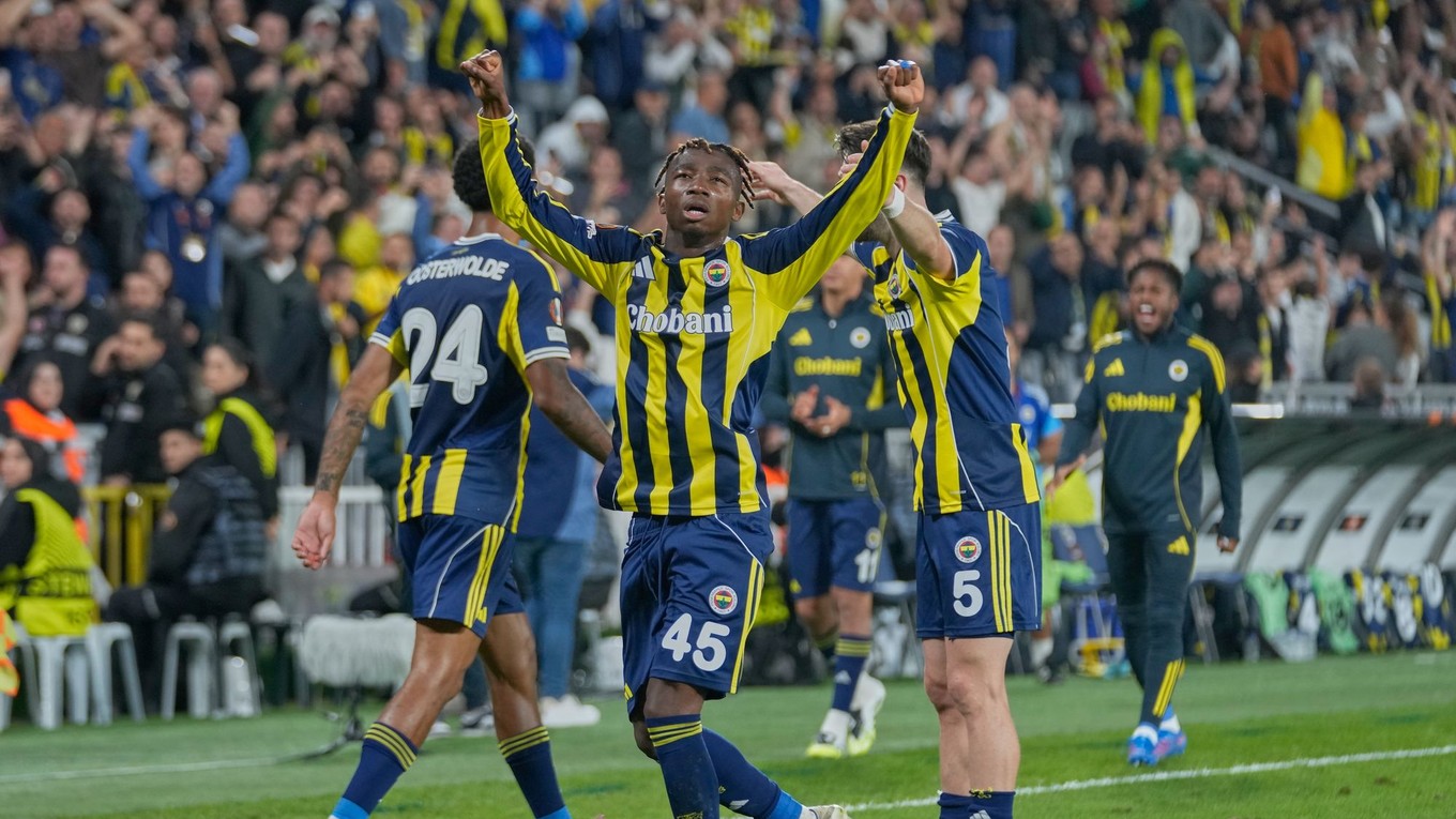 Ilustračná fotografia hráčov Fenerbahce Istanbul aj s Keremom Aktürkogluom.