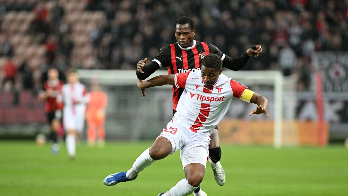 Vľavo hráč Trnavy Abdulrahman Taiwo a kapitán Trenčína Loic Bessile počas zápasu 13. kola Niké ligy.