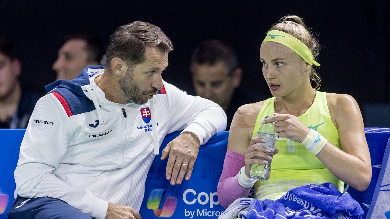Slovenská tenisová jednotka Rebecca Šramková a nehrajúci kapitán Matej Lipták. 