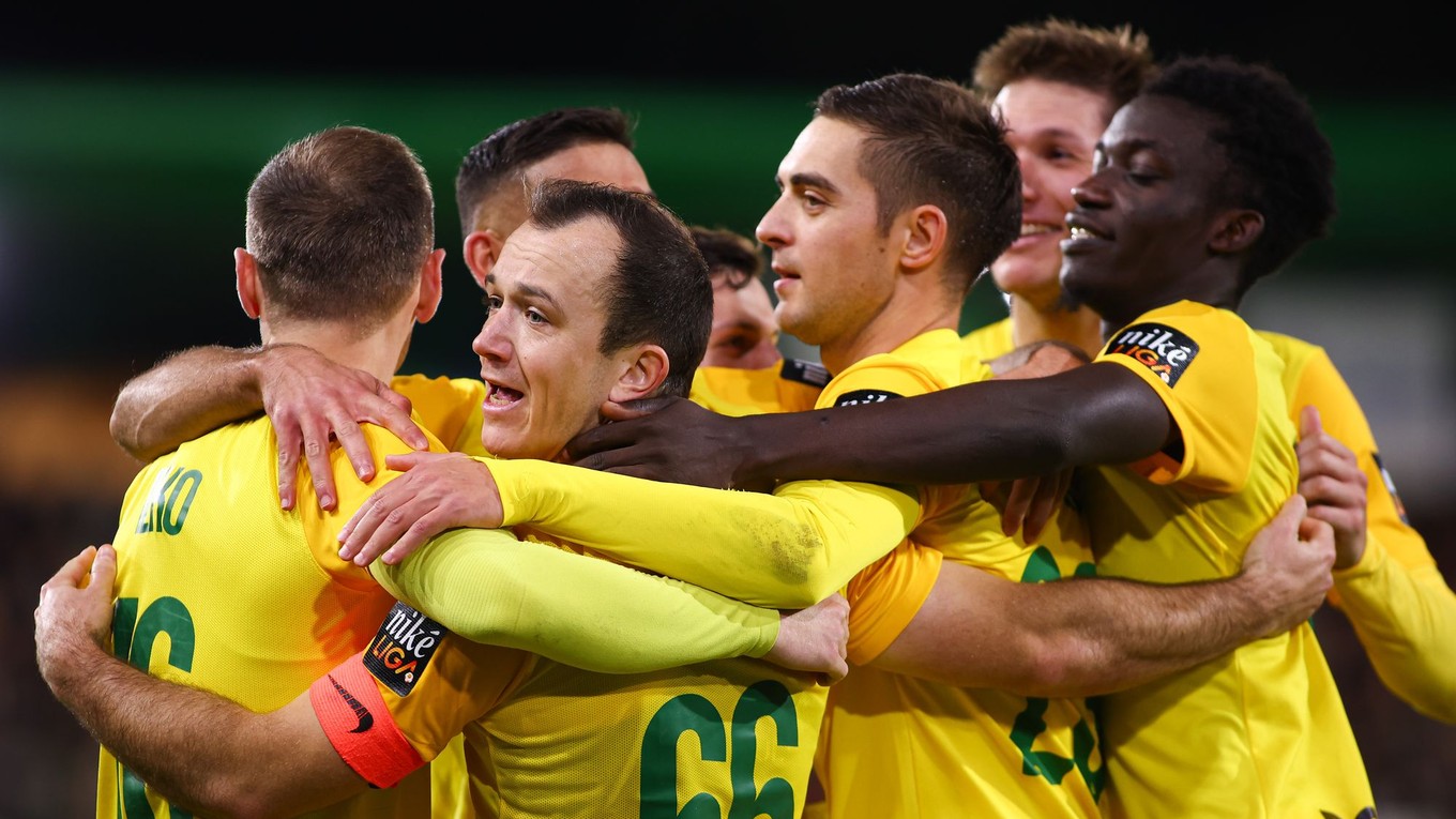 Futbalisti MŠK Žilina oslavujú gól v zápase s FC Tatran Prešov.