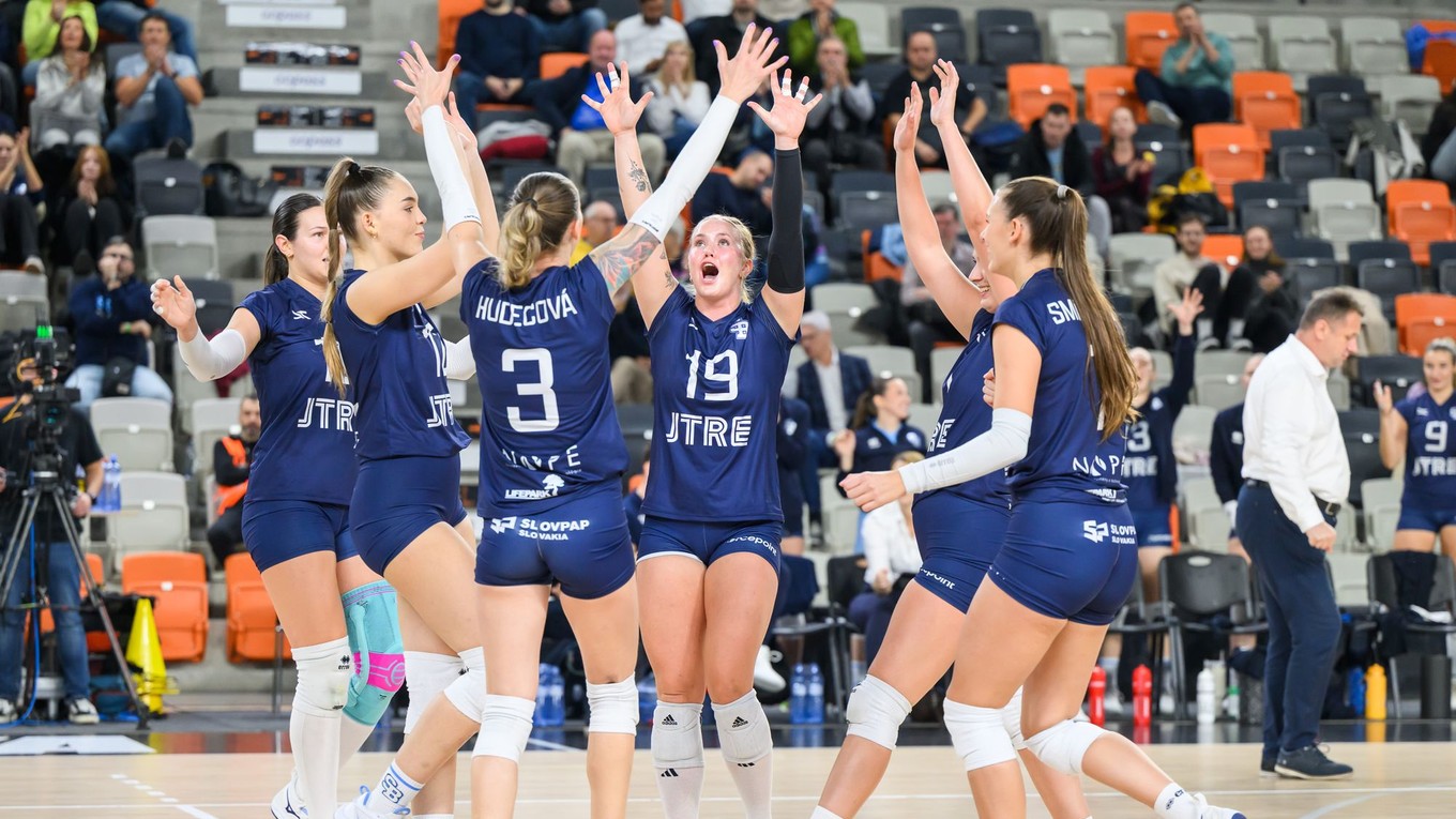 Hráčky Slovana sa tešia.