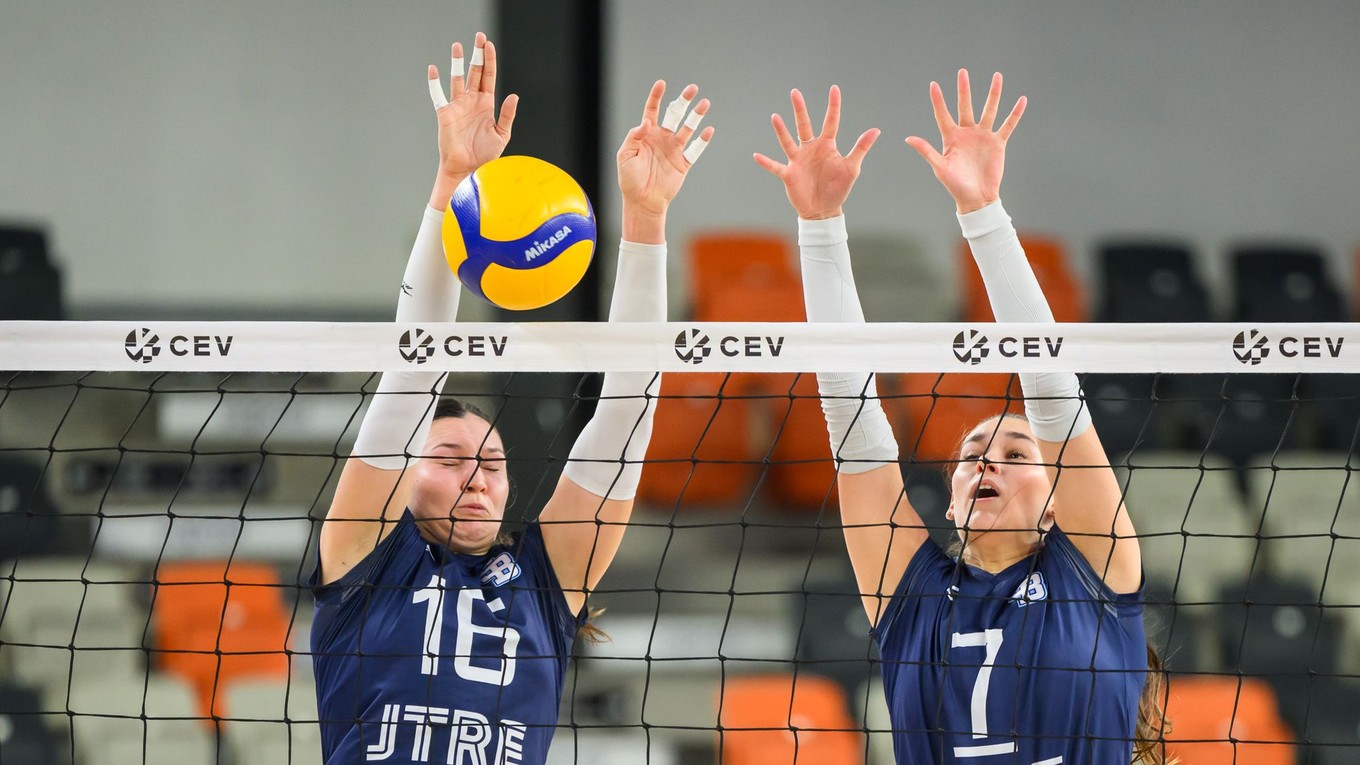 Zľava Ema Palkovičová a Ema Smiešková (obe Slovan) počas zápasu.