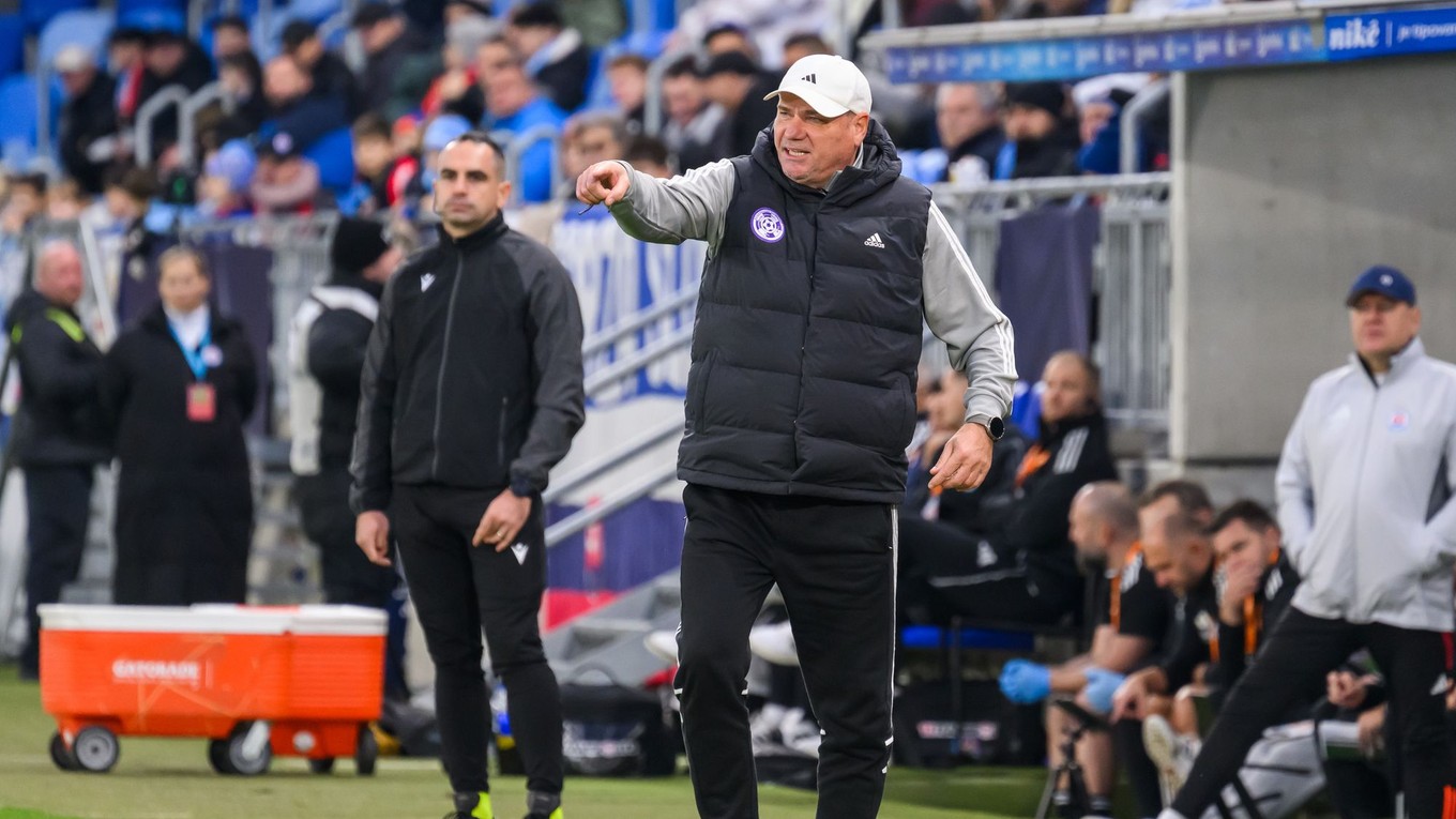 Tréner KFC Komárno Mikuláš Radványi počas zápasu Slovan Bratislava - KFC Komárno.
