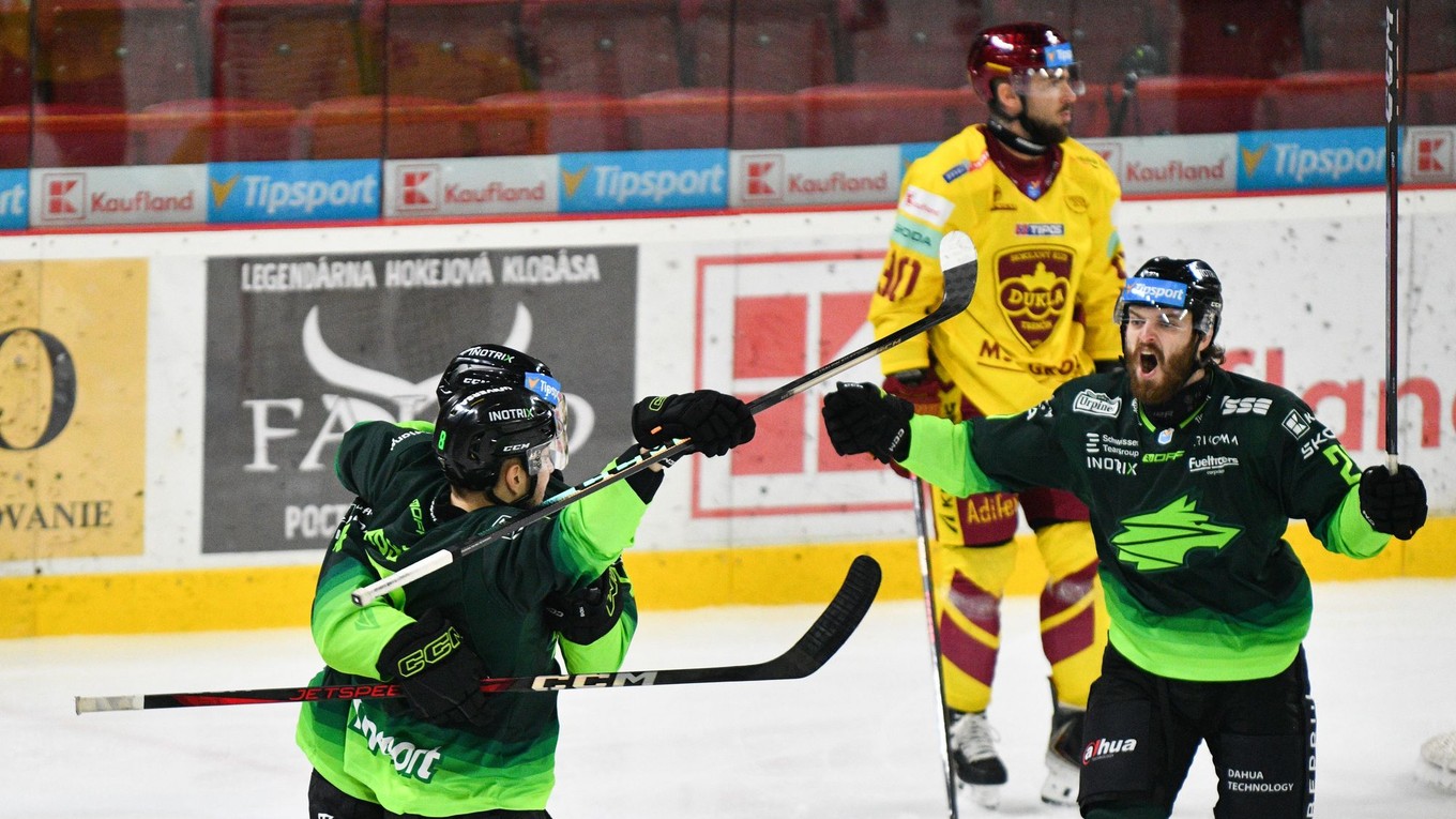 Radosť hokejistov Žiliny v zápase proti Trenčínu.