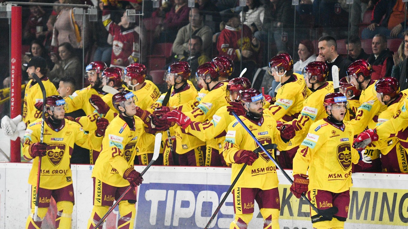 Na snímke radosť hokejistov Trenčína.