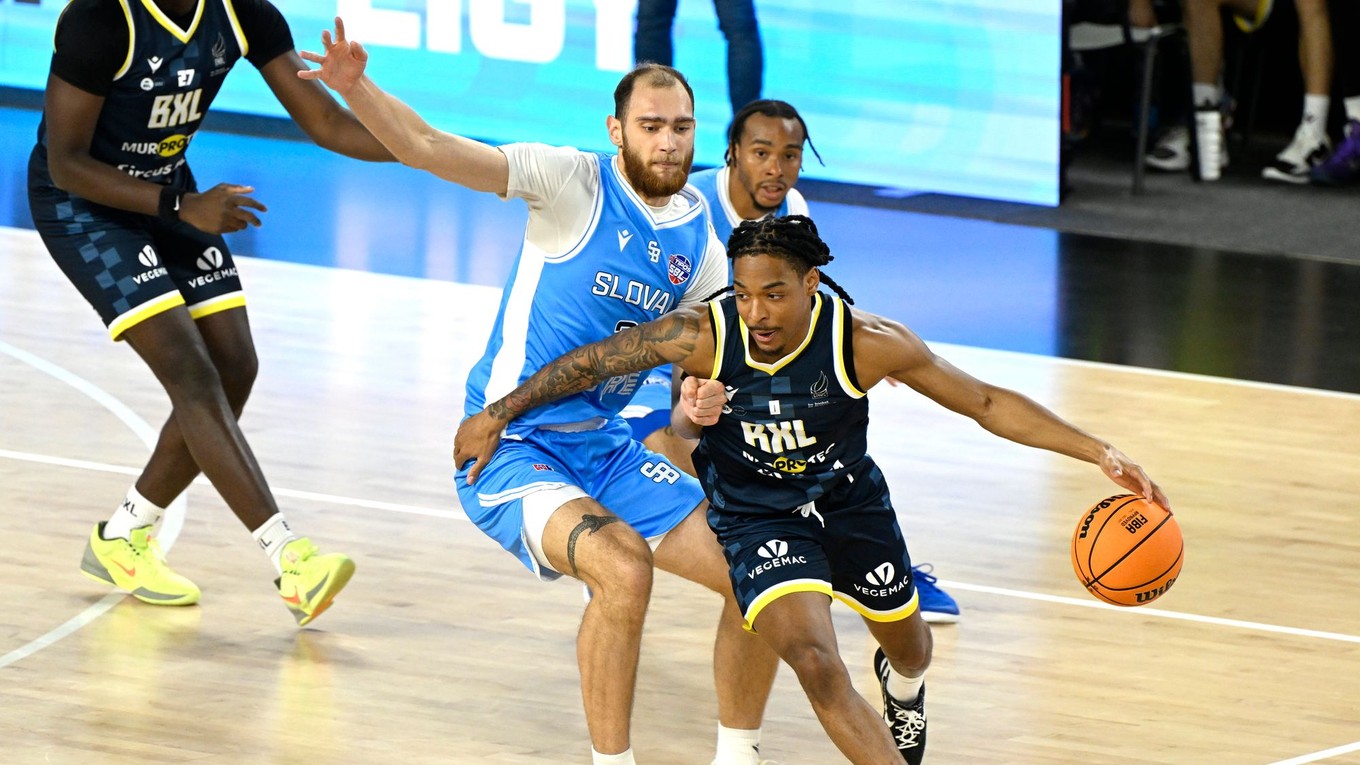Jalen Finch (Brussels) a vľavo Milan Szabo (Slovan) v stretnutí European North Basketball League (ENBL) BC Slovan Bratislava - Brussels Basketball. 