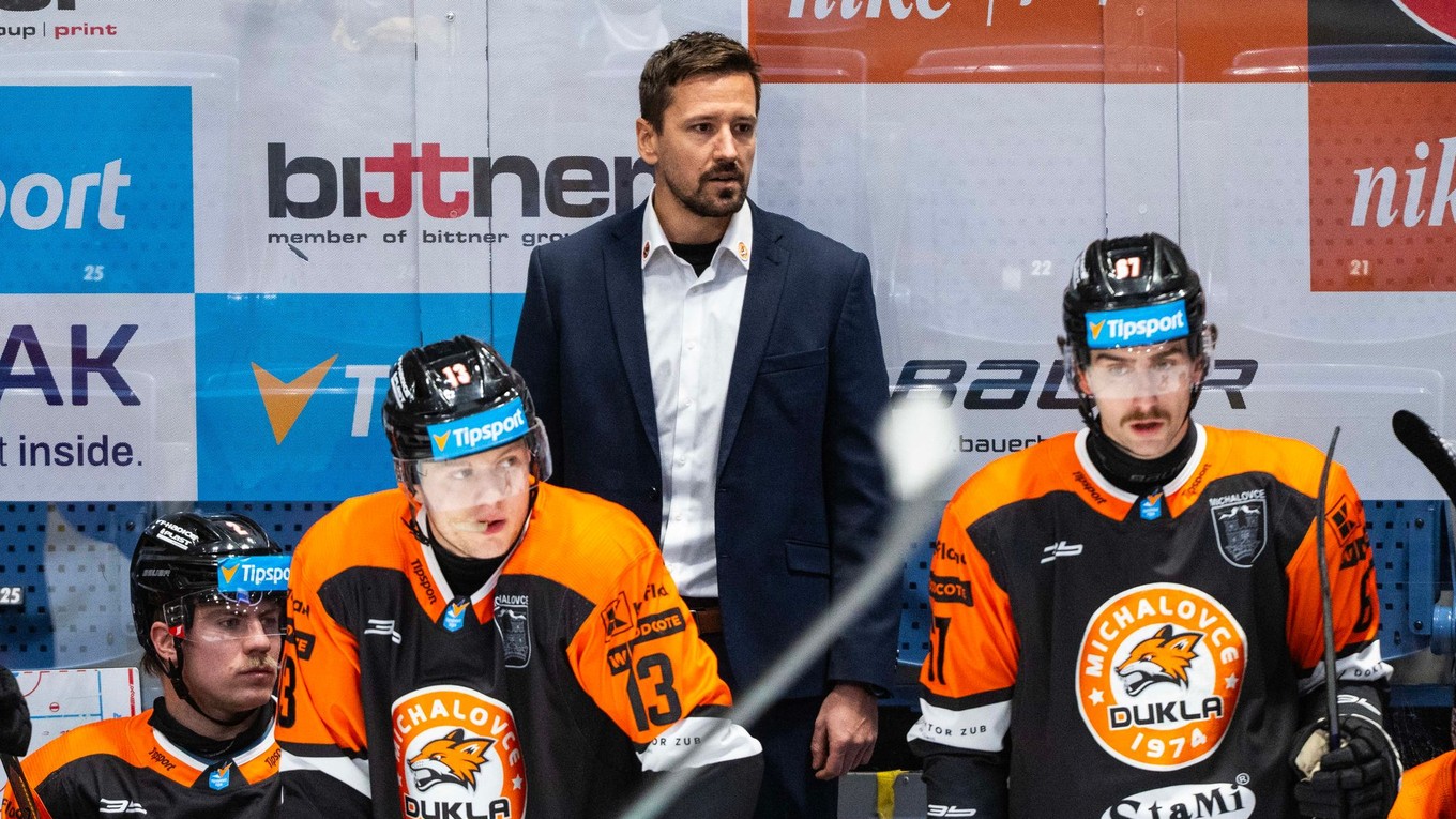 Uprostred tréner HK Dukla Michalovce Erik Čaládi spolu s hráčmi počas zápasu 22. kola Tisport ligy HC Slovan Bratislava – HK Dukla Michalovce.