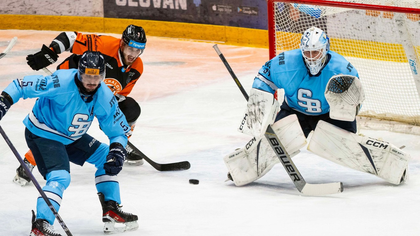 zľava Patrik Bačik (Slovan), Matúš Spodniak (Michalovce) a brankár Henri Kiviaho (Slovan) 