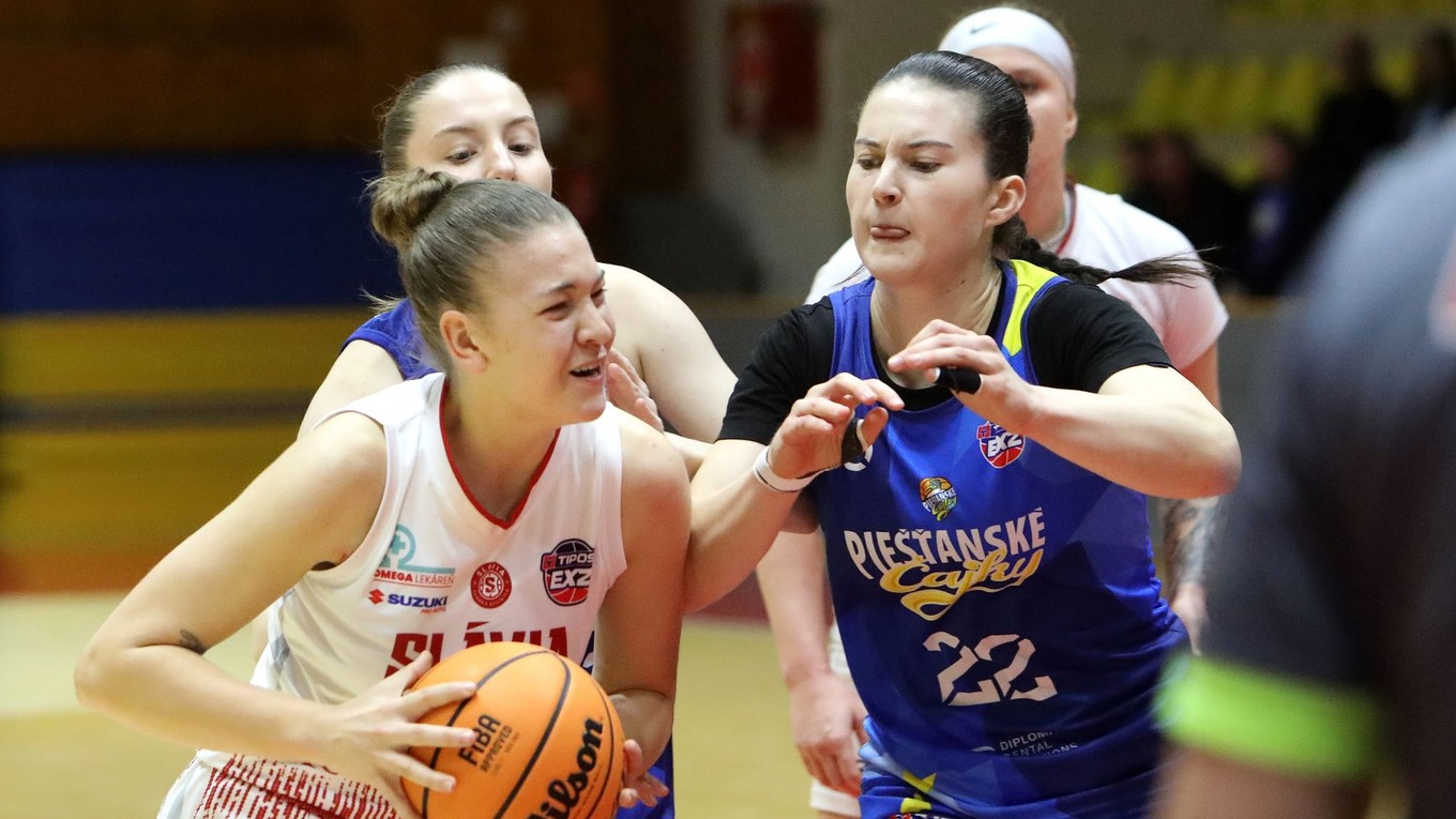 Liana Užovičová (Banská Bystrica) a Hana Jakubčeková počas 9. kola TIPOS Extraligy v basketbale žien Slávia ŠKP Banská Bystrica - Piešťanské Čajky.