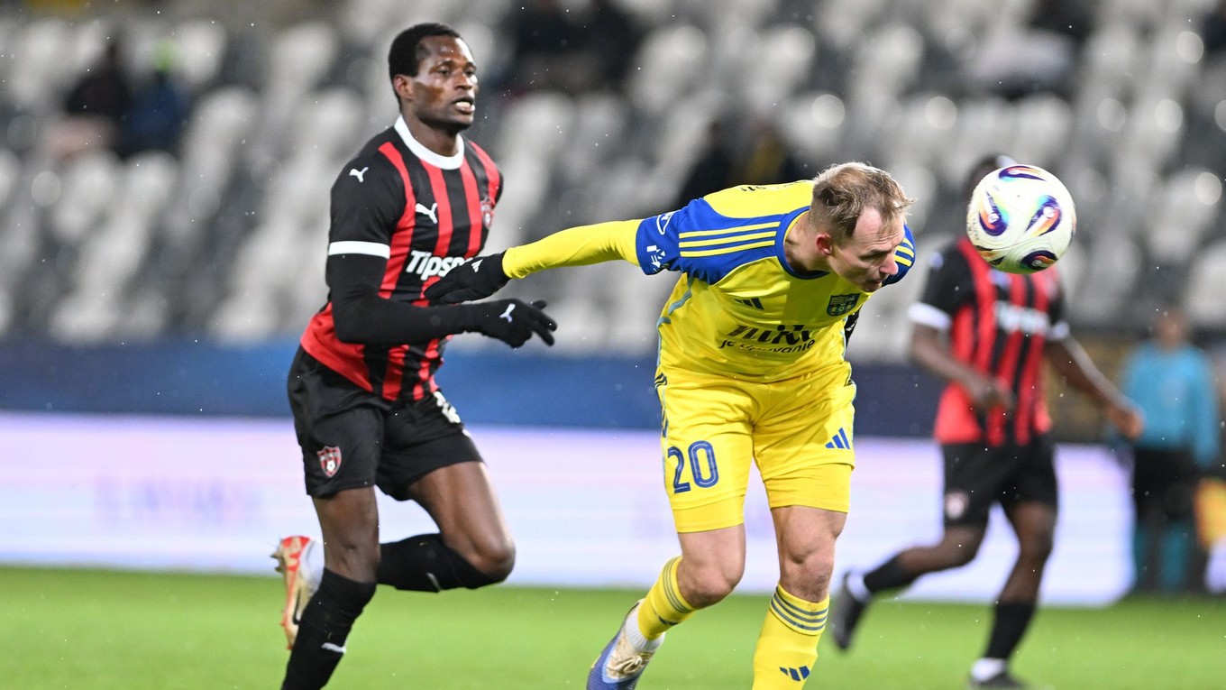 Kapitán Košíc Ján Krivák a hráč Trnavy Abdulrahman Taiwo počas zápasu Niké ligy. 