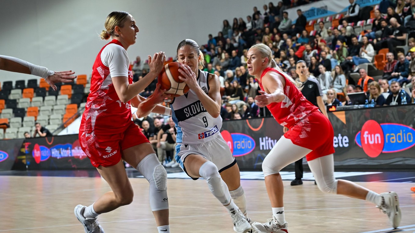 Terézia Páleniková (v strede) počas zápasu Slovensko - Poľsko.