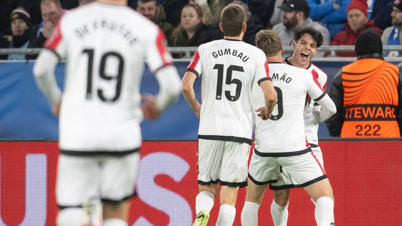 Hráč tímu Rayo Vallecano Fran Pérez(vpravo) sa raduje so spoluhráčmi po strelení gólu