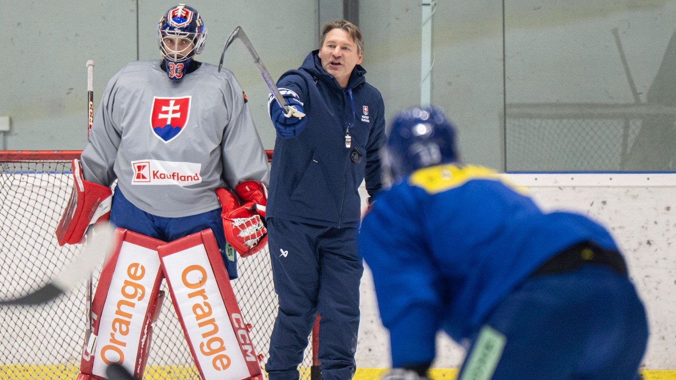 Vpravo tréner slovenskej hokejovej reprezentácie Vladimír Országh a vľavo brankár Stanislav Škorvánek počas tréningu