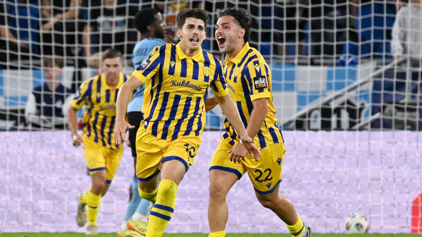 Futbalisti FC DAC 1904 Dunajská Streda oslavujú gól.