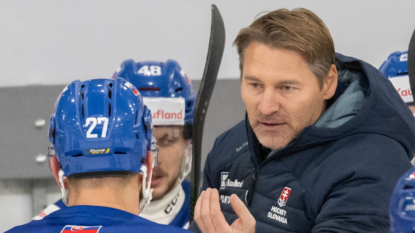 Tréner slovenskej hokejovej reprezentácie Vladimír Országh a kapitán tímu Marek Hrivík.