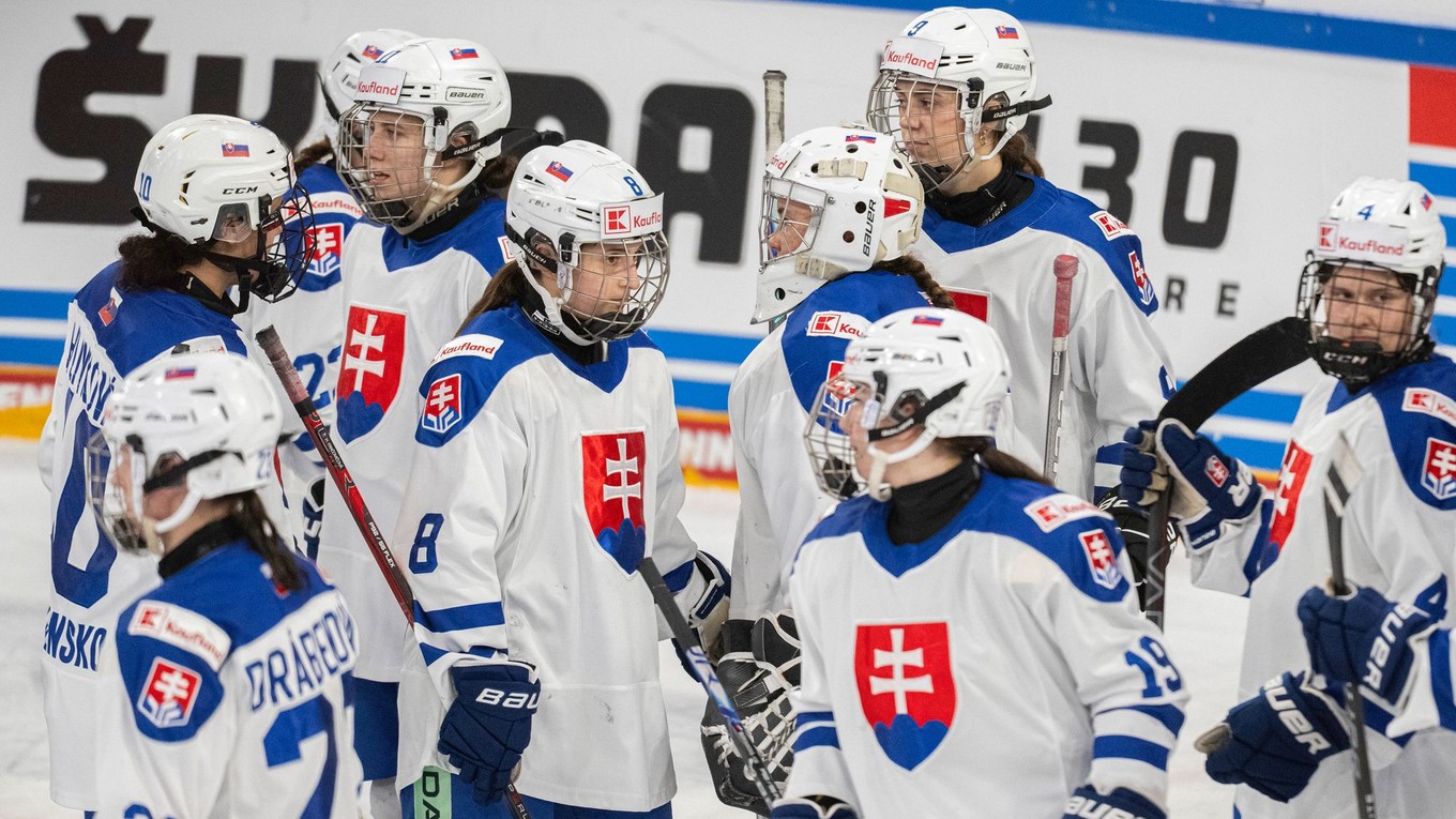 Smutné slovenské hokejistky po prehre v predĺžení s Nemkami 2:3 po zápase Nemecko - Slovensko na Nemeckom pohári žien.