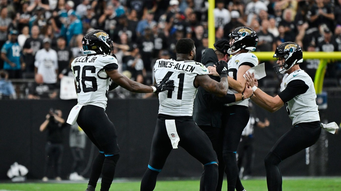 Cam Little oslavuje so spoluhráčmi prekonanie rekordu.