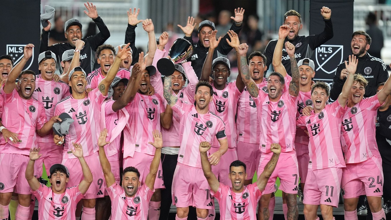 Lionel Messi (v strede) doviedol Inter Miami k triumfu vo Východnej konferencii MLS.