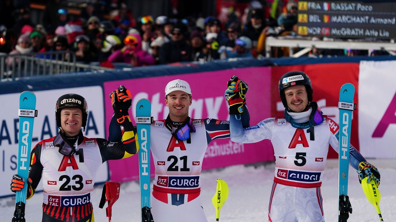 Paco Rassat (v strede) víťaz slalomu. Vľavo druhý Armand Marchant a vpravo tretí Atle Lie McGrath.