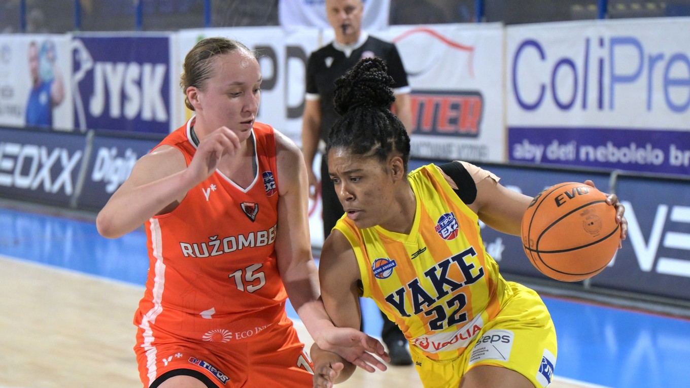 Sprava Rand Brown (Young Angels Košice) a Mária Štefančová (MBK Ružomberok) v dohrávke 6. kola Tipos Extraligy v basketbale žien Young Angels Košice - MBK Ružomberok.