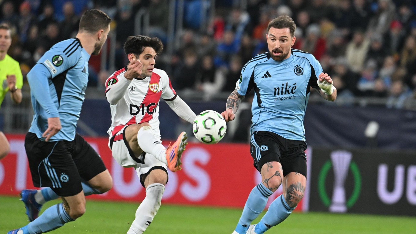 Na snímke hráč tímu Rayo Vallecano Fran Pérez(uprostred), hráči Slovanu Kenan Bajrič (vľavo) a Guram Kašia bojujú o loptu v zápase 4. kola ligovej fázy Konferenčnej ligy.