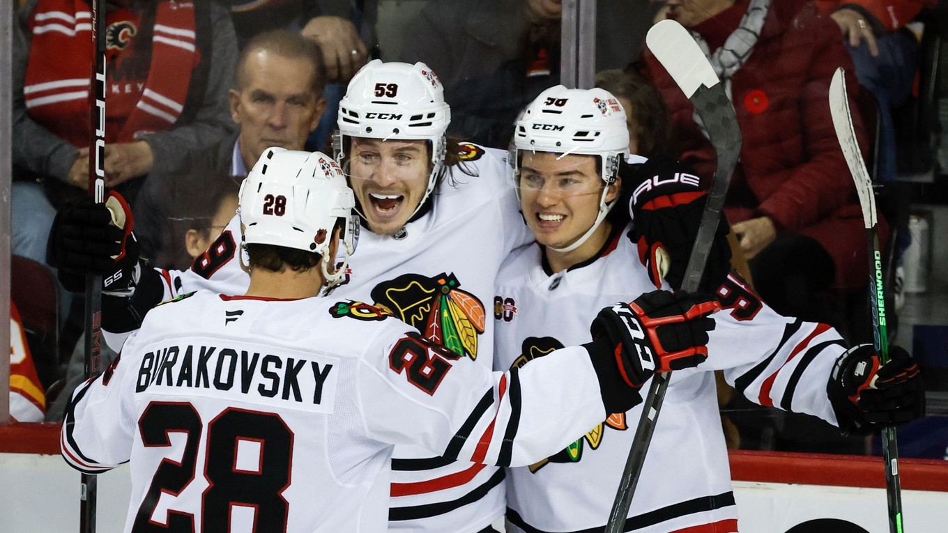 Hokejisti Chicago Blackhawks oslavujú gól v sieti Calgary Flames.