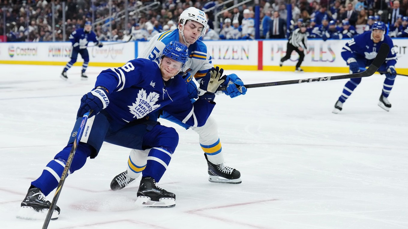 Dalibor Dvorský (St. Louis) v súboji o puk so Stevenom Lorentzom (Toronto).