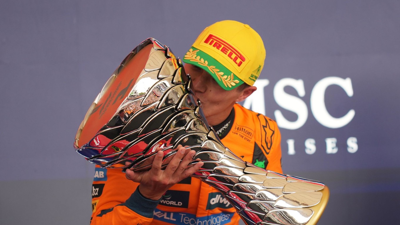 Lando Norris s trofejou po víťazstve na VC Brazílie.