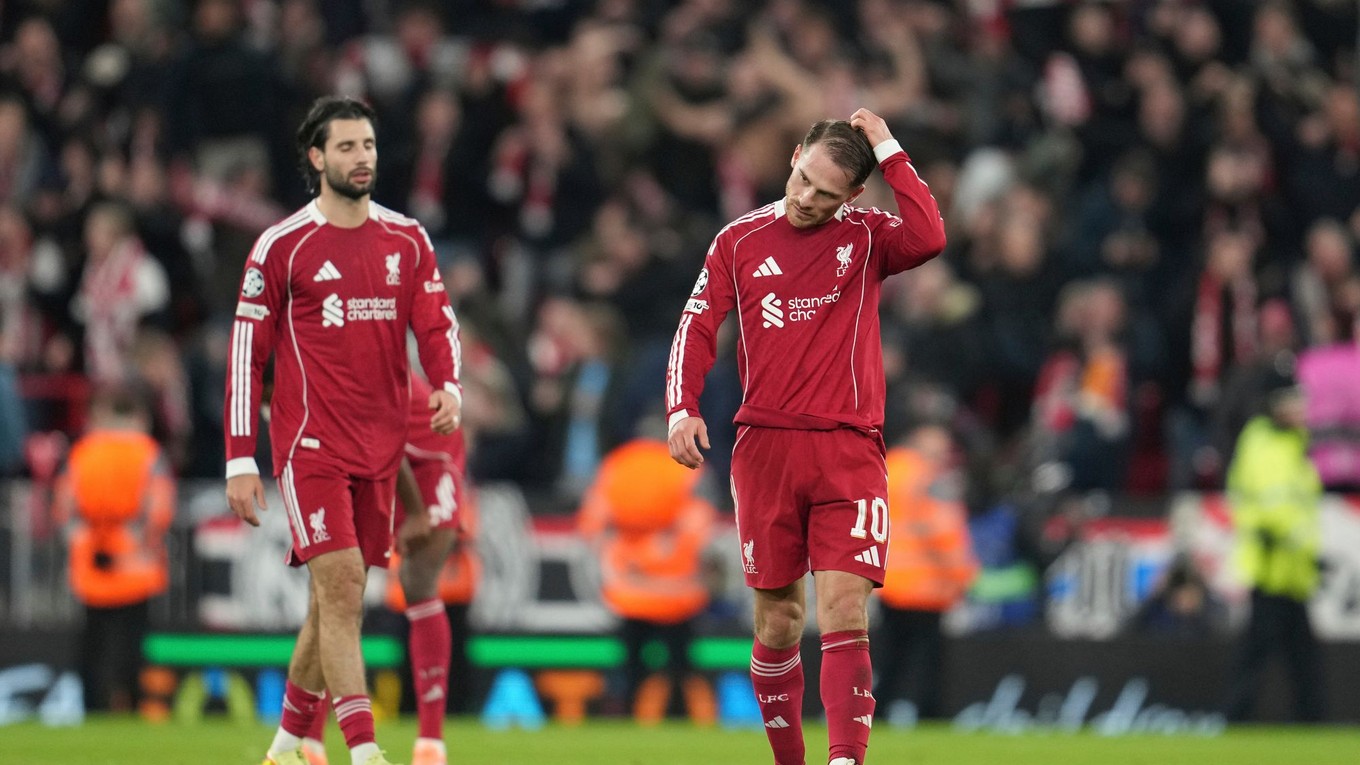 Alexis Mac Allister (vpravo) reaguje po zápase 5. kola ligovej fázy Ligy majstrov vo futbale FC Liverpool - PSV Eindhoven.